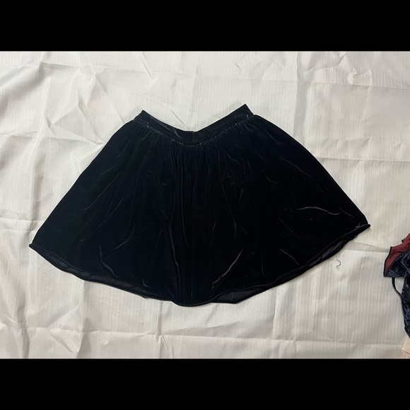 FLOWY BLACK VELVET SKIRT - Picture 1 of 2